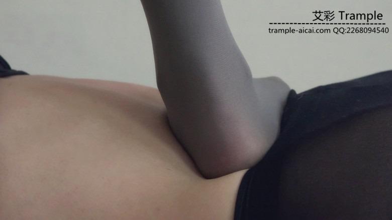 『小妮女女』性感丝袜运动鞋踩踏调教