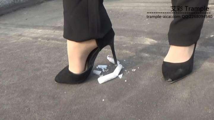 踩姐职业装高跟物体粉碎2