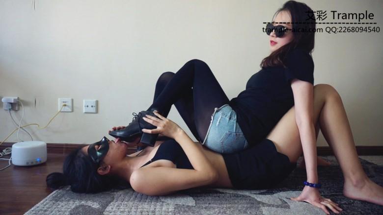 『小妮女女』原味白袜皮靴暴力调教瘦弱女M，踢裆，踩踏，羞辱，闻臭袜子。