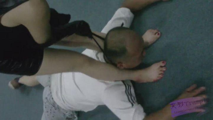 黑皮衣狠辣女警潜入（2）—高抬腿踩脖子踩死吐血