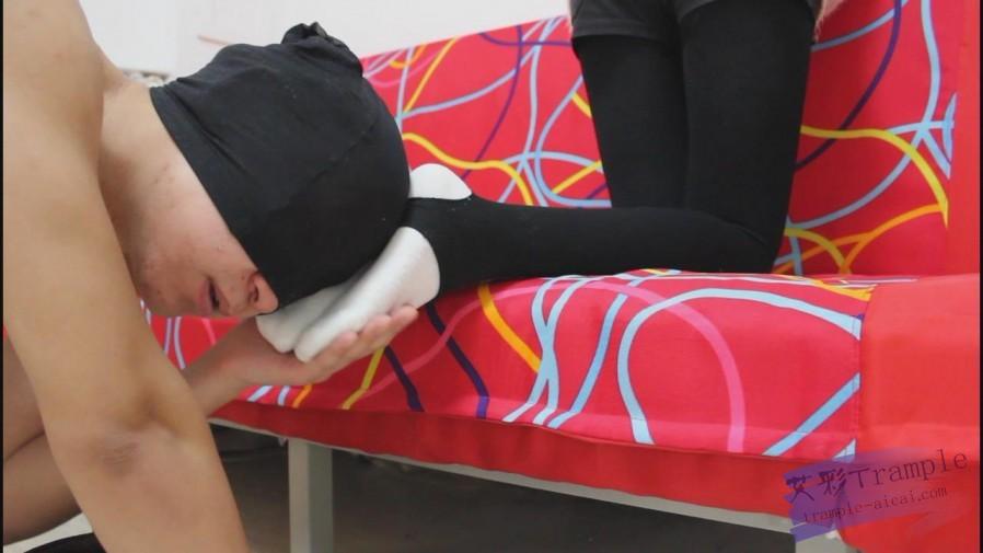 狗狗给女主暖脚