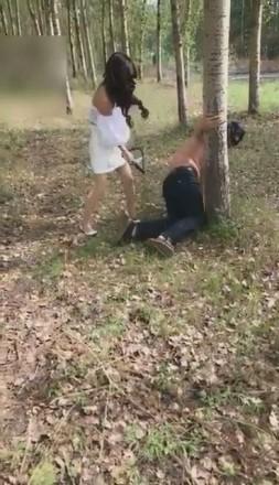 【冷柔】户外脏鞋底泥丝袜调教痛并快乐着