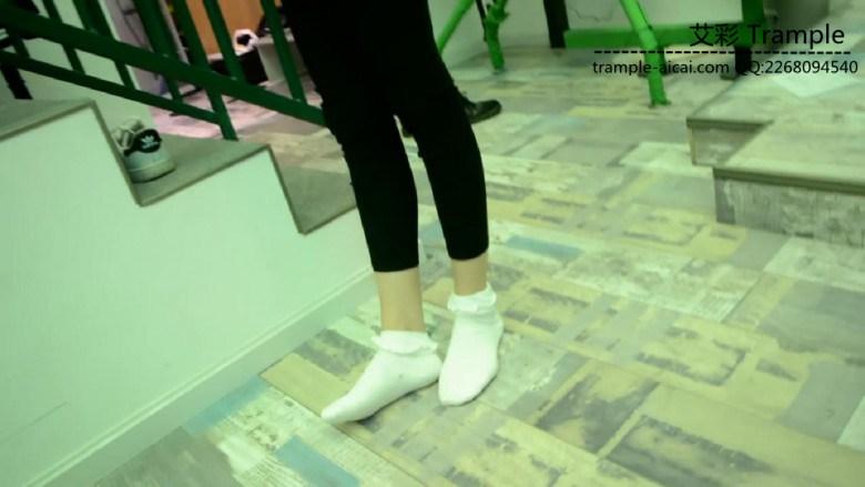 『奴隶岛』—白袜脚扭伤