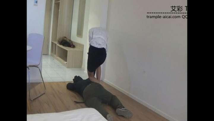 女秘书防狼演示. 女秘书防狼演示.