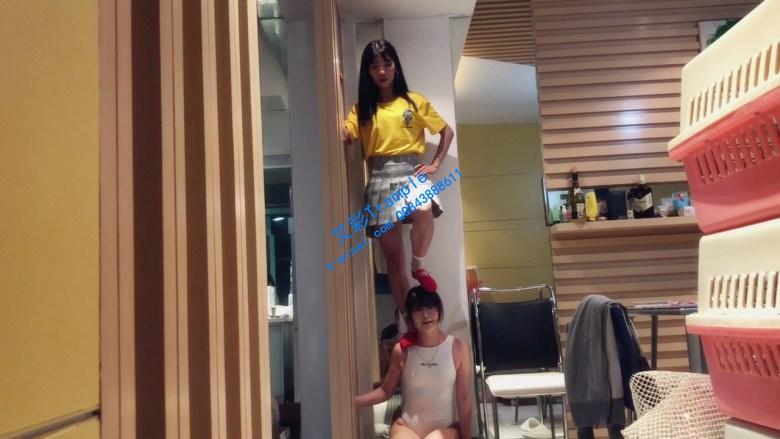 最强女m：全新风格女女踩踏人肉舞毯！