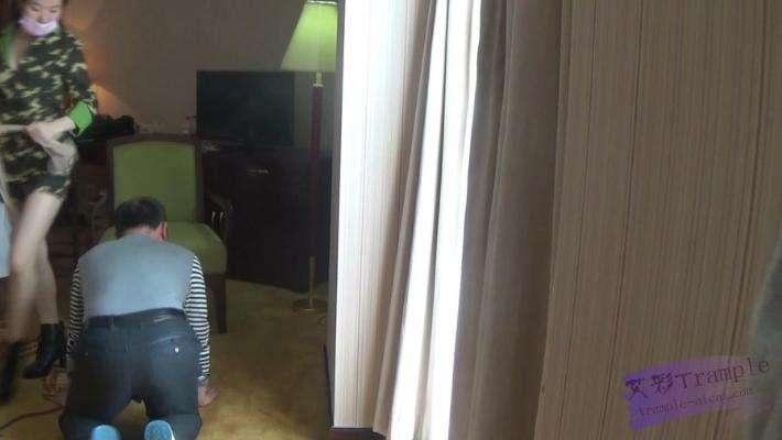 女特战队员审讯男俘虏