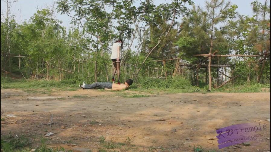 户外高跟践踏调教，舔鞋底，舔黑丝嫩白玉足