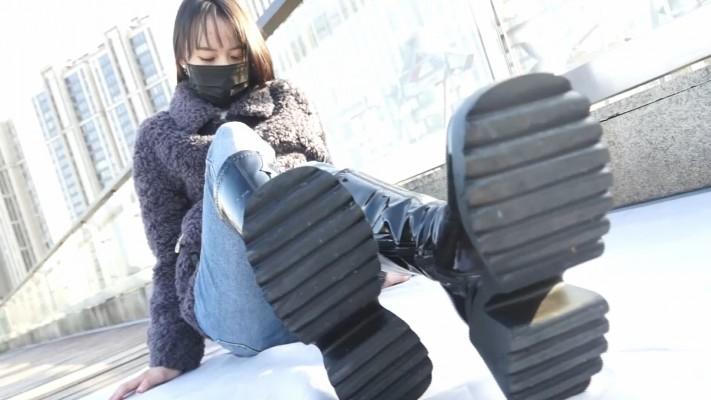 【黑丝诱惑】素人姣姣室外公园牛仔裤长靴踩踏狗奴 YC-221224-3