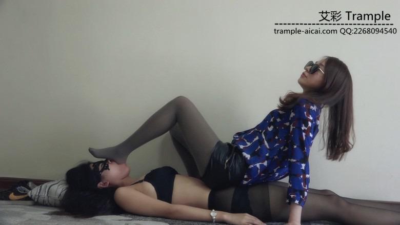 『小妮女女』性感丝袜运动鞋踩踏调教