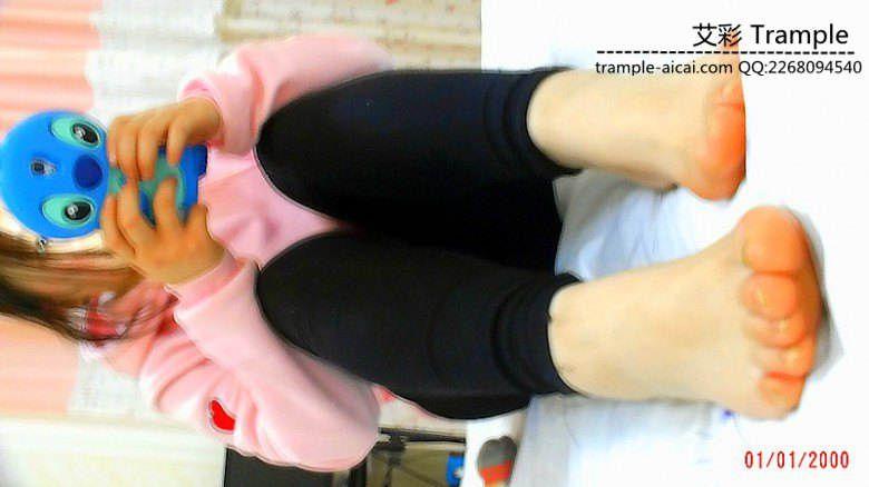 学生一族手机党妹妹脚虐