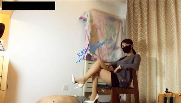 主人的脚跟扎到肚脐眼里，是不是很期待呢？