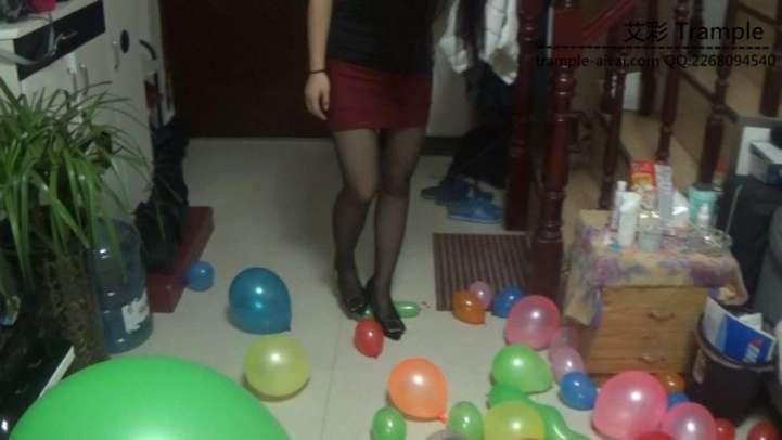 黑丝高跟靴子踩气球