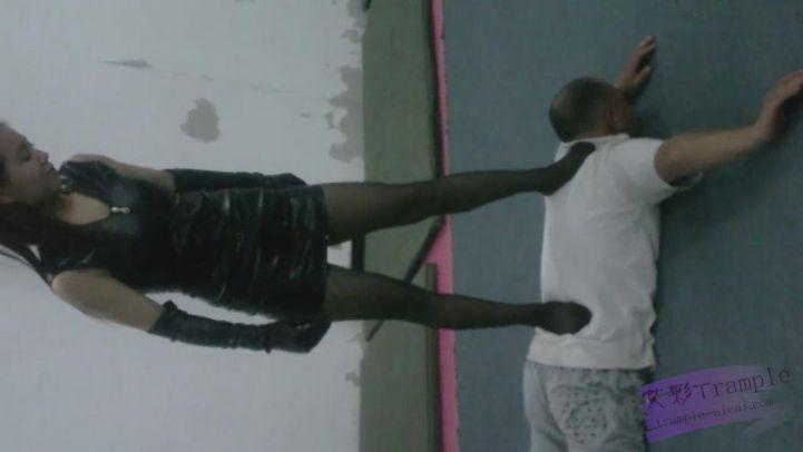 黑皮衣狠辣女警潜入（2）—高抬腿踩脖子踩死吐血