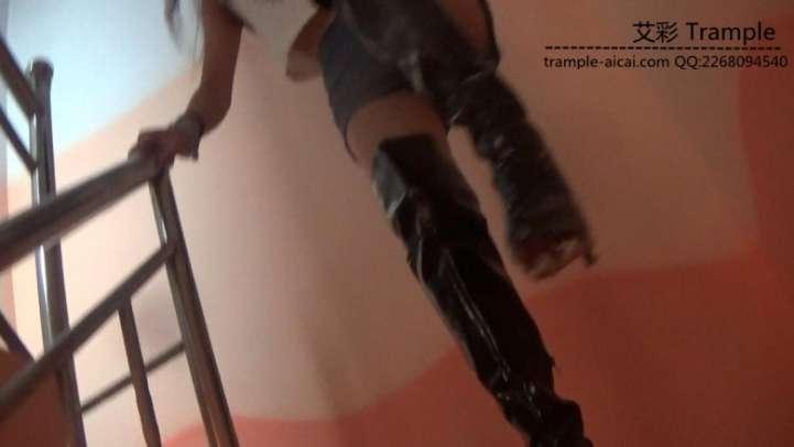 模特小沐漆皮靴物体粉碎 [