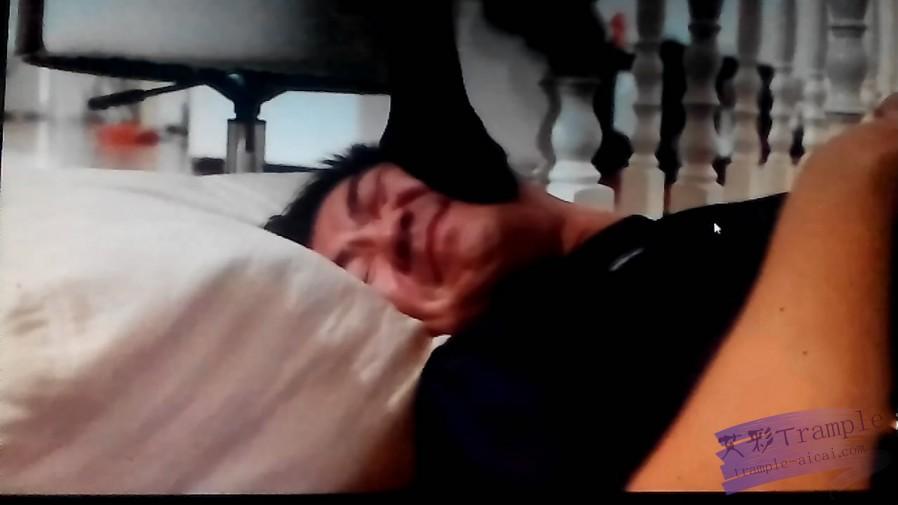 霸踩天下出品 碎花裙&百褶裙黑丝踩足球男