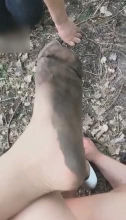 【冷柔】户外脏鞋底泥丝袜调教痛并快乐着