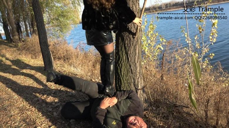 冷柔公园当众调狗