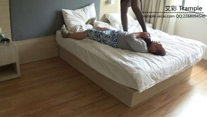 好色房东偷吻女租客内衣遭虐打