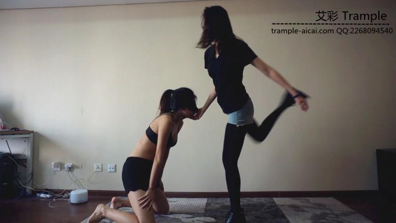 『小妮女女』原味白袜皮靴暴力调教瘦弱女M，踢裆，踩踏，羞辱，闻臭袜子。