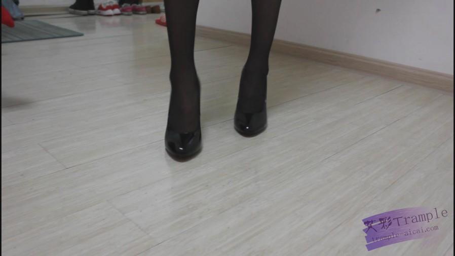 第一视角脏鞋底，高跟鞋羞辱
