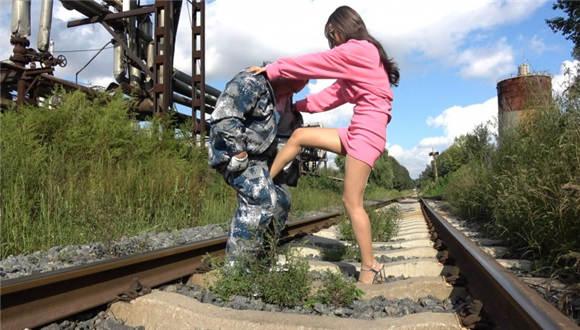 冷柔铁道操练特种狗