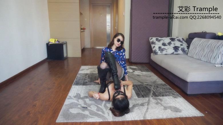 『小妮女女』黑丝长靴践踏调教女M