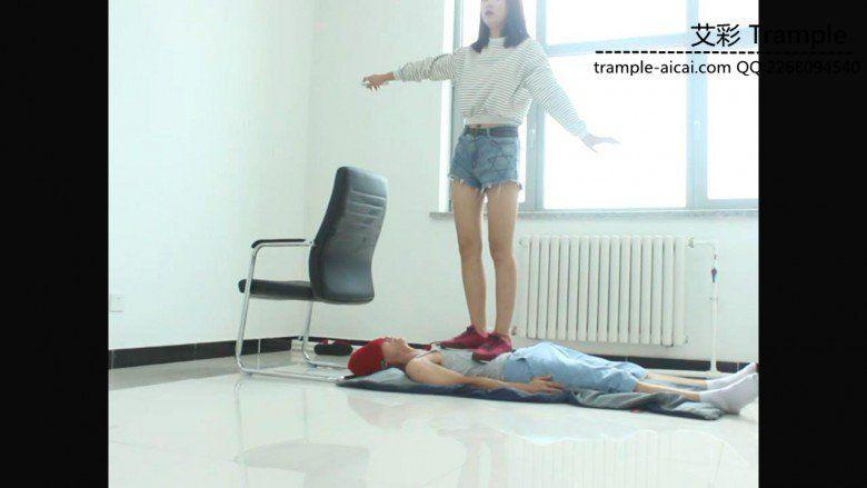 甜美媛媛女主踢打贱狗蹦跳踩踏！