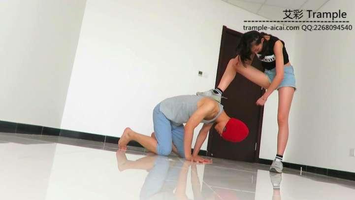 00后天使女主运动装展示完美身材踢裆膝顶！