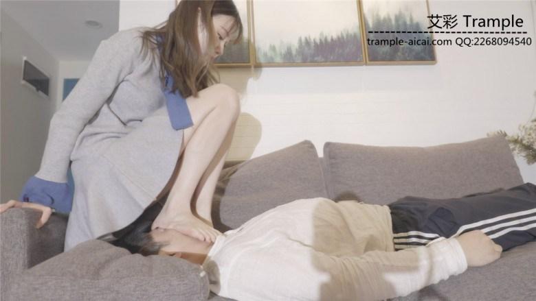 小美女沙发踩头蹬脸