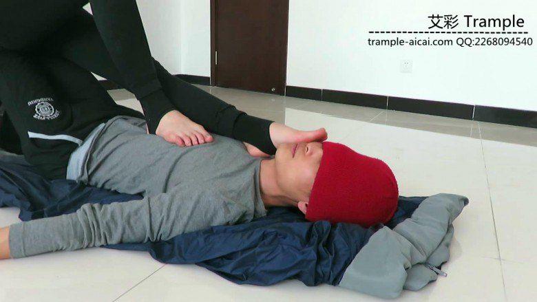 窒息!00后女主运动鞋,踩脚裤棉袜,裸足捂脸堵嘴! 窒息!00后女主运动鞋,踩脚裤棉袜,裸足捂脸堵嘴!