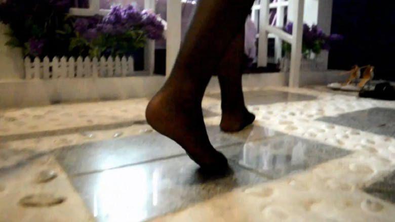 『奴隶岛』—婷婷黑丝POV第一视角舔脚踩踏