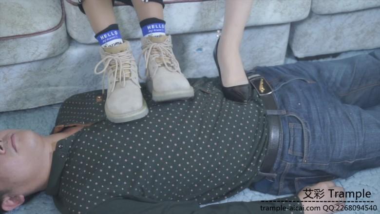 南一苏三无意识唱歌踩恋足