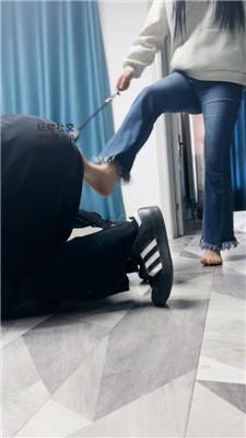 【大小姐S】涂鸦羞辱-舔脏鞋吃白袜/头压马桶 JS250222-40