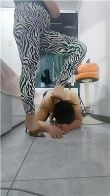 【李老师】骑马胯下辱-高跟踩踏【双视角版】JS250310-8