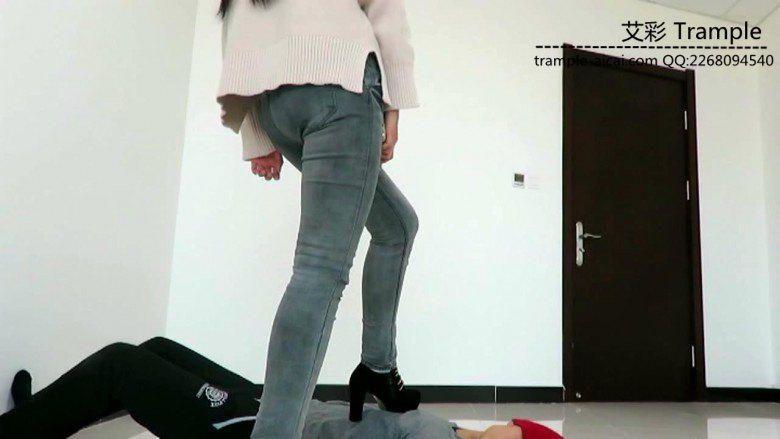 超美冷傲天依女主高跟短靴对贱狗踢踹、坐腹及全体重踩踏！
