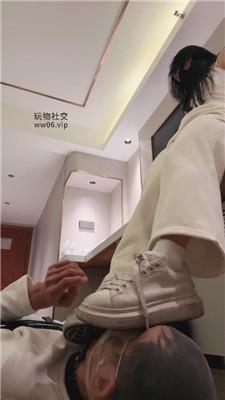 【妮蔻】胶带捆绑-小白鞋白袜塞嘴暴力虐打 bf49484