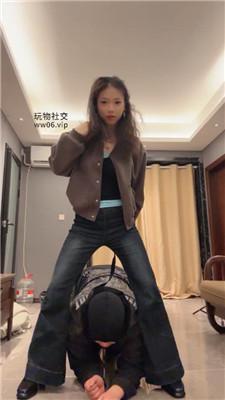 【素人挖掘机】臭脚丫捂脸/高跟短靴踩/骑马转胯 bf50400