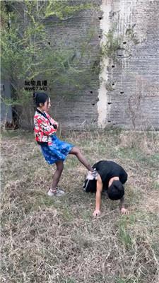 【煎饼狗子】户外踢踹虐打跟踪狂 bf52835