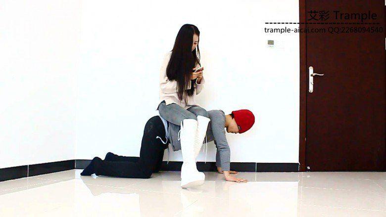 漂亮老师天依女主坐踩重剁羞辱调教贱狗！