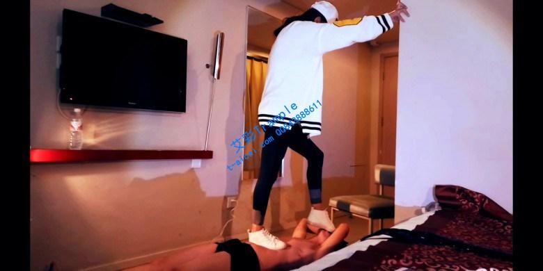 舔泥鞋底 耳光踩踏羞辱高中生(5)