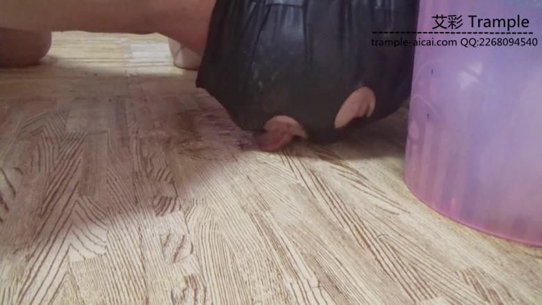 傲柔S-调教M吃泥巴口水烟灰,插嘴出血