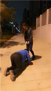 vivi-户外惊险遛狗过马路