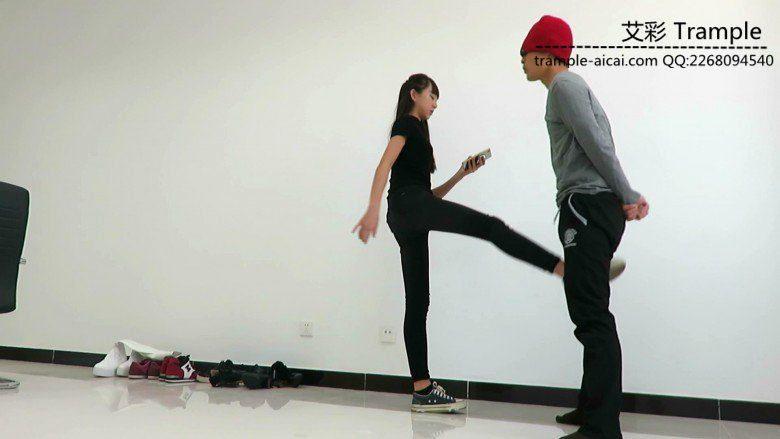 00后天使女主暴打贱狗踢裆膝顶！