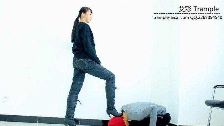 00后天使女主长靴踢踹，扇耳光，堵墙角暴打贱狗！