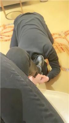 【小妈】桌底无意识长靴踩虐 JS250111-43