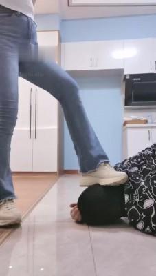 【调教视频】【紫琳女神】运动鞋踩踏/数据线抽/封嘴/全包窒息