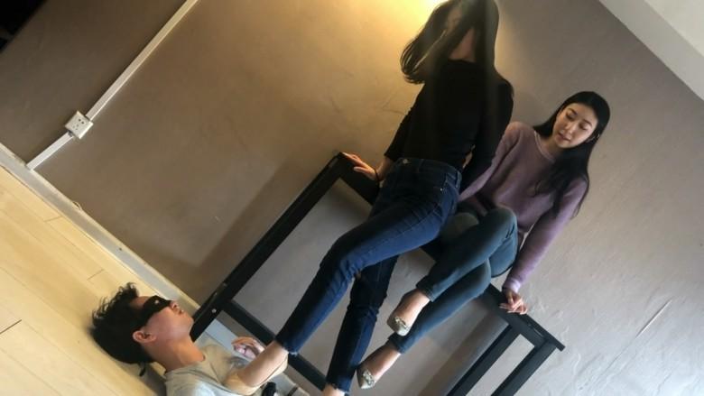 舞蹈系少女虐踩小奶狗