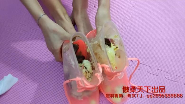雨靴内踩蛋糕喂食味觉的享受