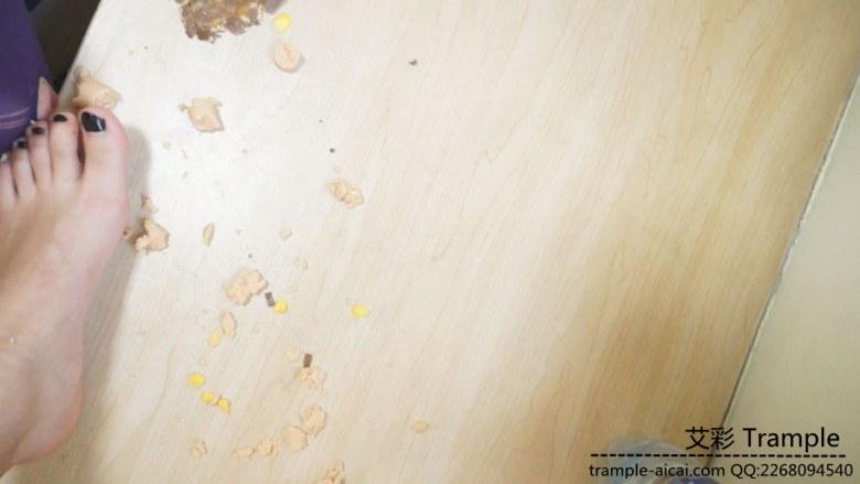 学生妹裸足踩舌头