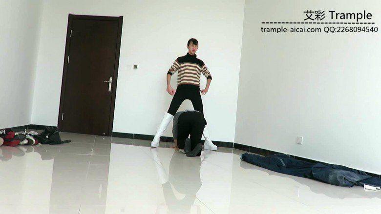 00后女主白长靴骑乘贱狗散步，强迫贱狗钻跨取乐！